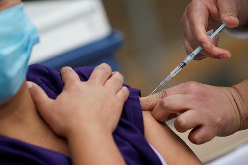 Bác sĩ Mexico vào phòng chăm sóc đặc biệt sau khi tiêm vaccine Pfizer