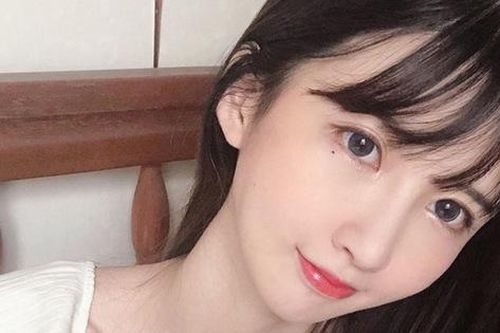 Gặp gái xinh ở sân bay, anh chàng mạnh dạn ra làm quen, tiết lộ như 'trúng xổ số' khi thấy người đẹp tháo khẩu trang