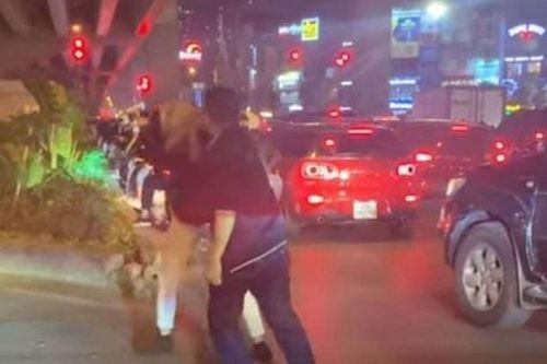 Bắt tài xế đánh người vì nhắc nhở dừng chờ đèn đỏ quá lâu ở Hà Nội