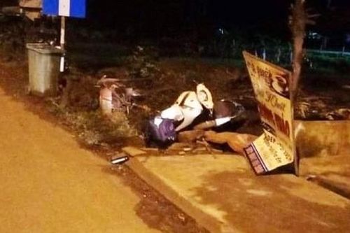 Người đàn ông chết cạnh xe máy bên lề đường lúc rạng sáng