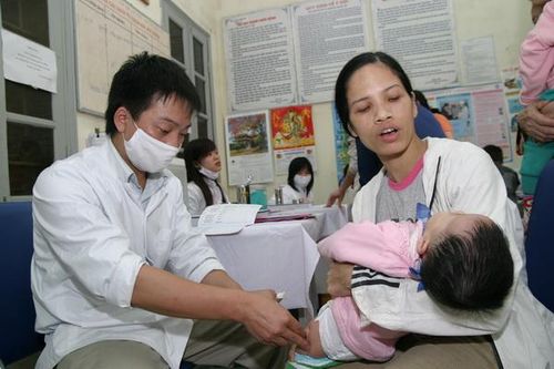 Lưu ý chăm sóc trẻ sau tiêm chủng trong ngày lạnh