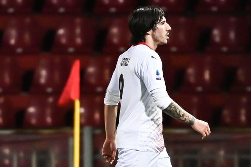 Sao trẻ bị đuổi trong ngày AC Milan trở lại ngôi đầu
