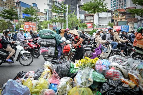 Chủ tịch Hà Nội chỉ đạo thanh tra vụ ùn ứ rác thải tại nhiều quận