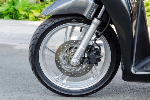 Phanh ABS là trang bị an toàn cần thiết đối với xe máy