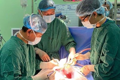 Phẫu thuật cắt gan cứu bé trai 14 ngày tuổi