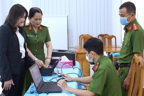 19 công dân đầu tiên ở Cà Mau được cấp thẻ căn cước gắn chíp