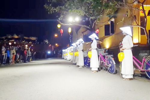 Hội An trình diễn áo dài 'Dáng phố'