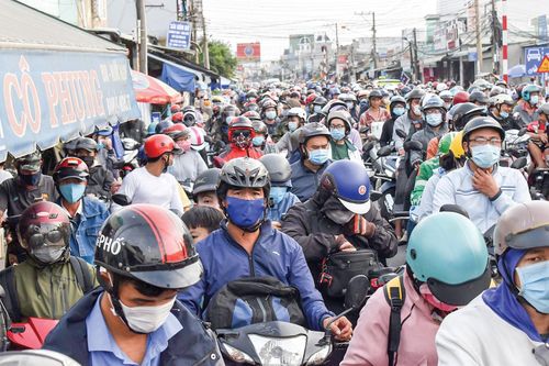 Người dân tấp nập trở lại thành phố