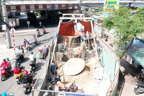 Cuối năm, lại vất vả vì lô cốt