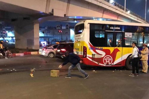 Cụ bà 80 tuổi bị xe buýt cán tử vong khi đang đi bộ