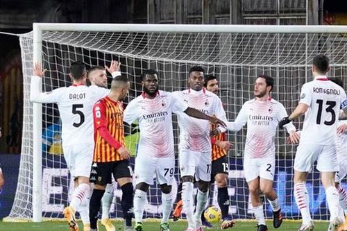 AC Milan tái chiếm đỉnh bảng Serie A
