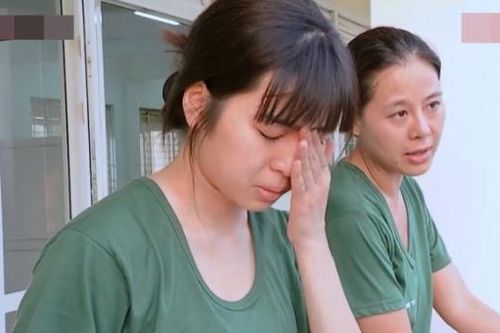 Hậu Hoàng 'lên tiếng' khi CĐM 'ném đá' Đỗ Khánh Vân; ca sĩ Phương Loan thăm mộ cố NS Chí Tài ngày đầu năm