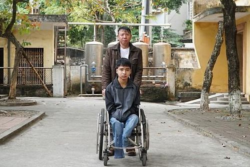 Cuộc sống sinh viên của nam sinh '10 năm được bạn cõng'