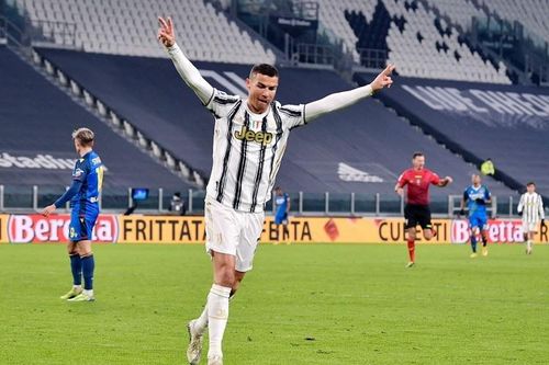 Qua mặt huyền thoại Pele, Ronaldo áp sát kỉ lục vĩ đại
