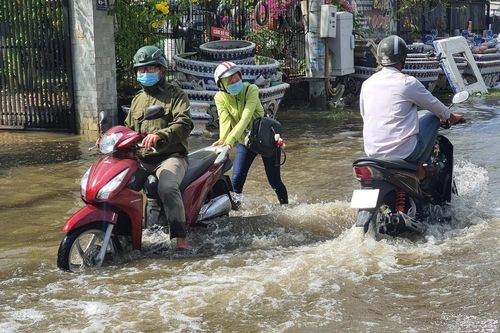 Người dân TP.Thủ Đức bì bõm lội nước dù trời nắng chang chang