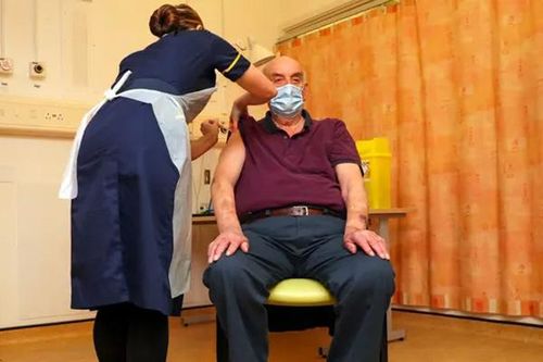 Người đầu tiên trên thế giới tiêm loại vắc xin Việt Nam mua của Anh