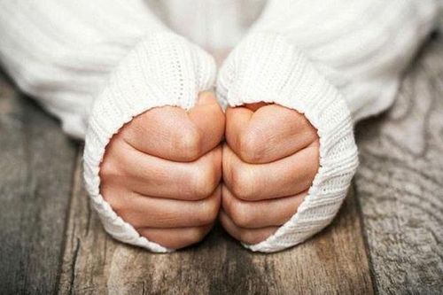 Vì sao một số người chân tay luôn lạnh cóng dù ủ trong chăn ấm?