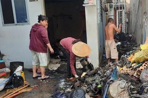 Cháy nhà sau tiếng nổ, nhiều người hoảng hốt tháo chạy