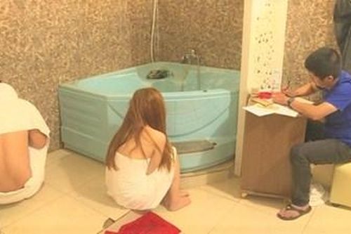 Cho nhân viên nữ 'bán dâm' ngay tại cơ sở massage, 4 thanh niên dính vòng lao lý