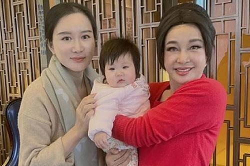 Lưu Hiểu Khánh gây chú ý với khuôn mặt khác lạ