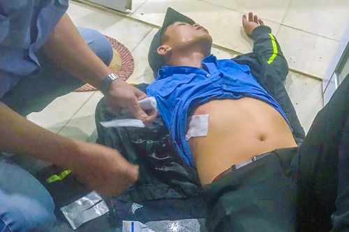 Đang làm việc, nhân viên bảo vệ trạm thu phí bị đâm trúng ngực trọng thương