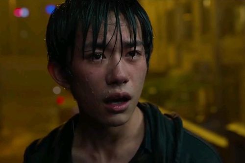 Dịch Dương Thiên Tỉ dầm mưa suốt 8 tiếng đồng hồ để quay Tặng bạn một đóa hoa nhỏ màu đỏ
