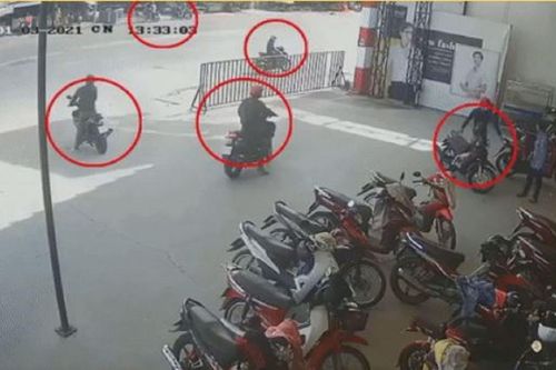 Clip: 6 đối tượng dàn cảnh trộm xe máy chuyên nghiệp, 2 xe máy 'bay màu' trong tích tắc gây hoang mang