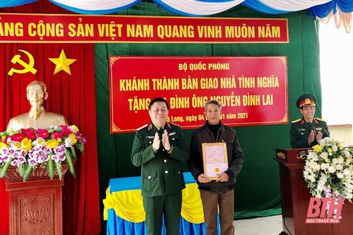 Phó Chủ nhiệm Tổng cục Chính trị Nguyễn Trọng Nghĩa trao nhà tình nghĩa cho gia đình chính sách ở huyện Hà Trung