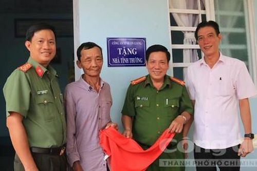 Công an An Giang trao nhà tình thương cho hộ nghèo