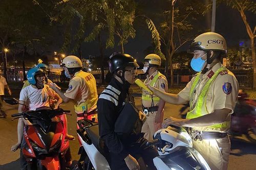 CSGT TP.HCM đo nồng độ cồn, người vi phạm than uống 2 chai bia phạt 4 triệu đồng