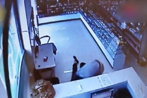 Được hô hấp nhân tạo thoát chết, cụ bà kiện ngược ân nhân vì gãy 12 xương sườn