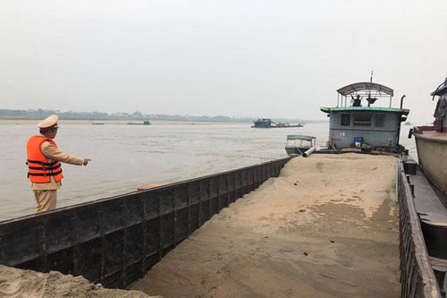 Bắt quả tang tàu khai thác cát trái phép