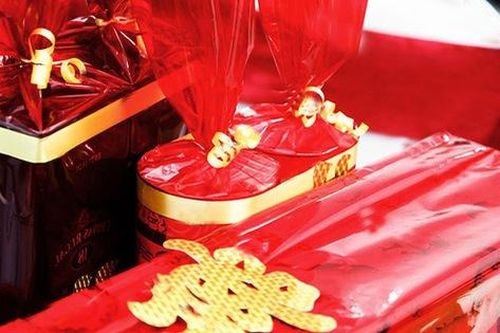 Chú rể mua nội y làm lễ vật nhưng không may chọn nhầm size, nhà gái quyết định hủy hôn trước mặt quan khách gây nên cảnh tượng hỗn loạn