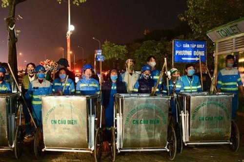 Hàng trăm lao công Hà Nội gồng mình, mất Tết dương lịch để dọn hơn 300 tấn rác thải tồn đọng