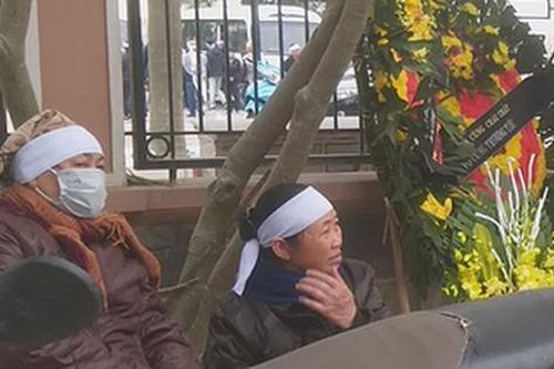 Vụ xe buýt tông kinh hoàng người đi bộ ở Hà Nội: Con trai đau đớn từ quê ra đón mẹ, cho biết cụ bà không phải là người bán hàng rong
