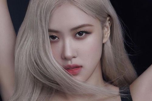 VOGUE tung ảnh Rosé BLACKPINK quảng cáo YSL Beauty, nhưng trang phục của cô mới gây chú ý