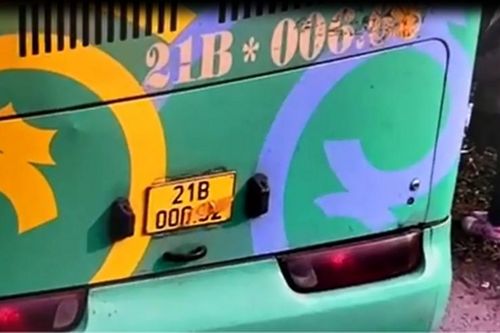 Xe khách cố tình che biển số trên cao tốc Nội Bài - Lào Cai