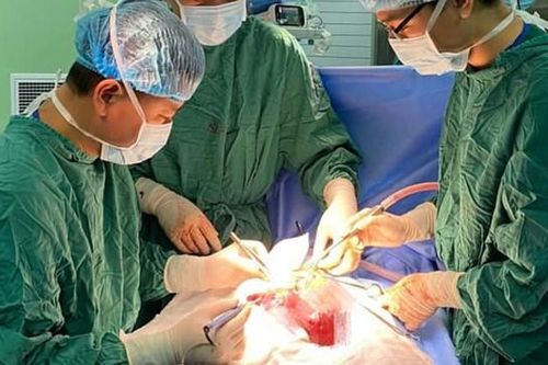 Phẫu thuật thành công cho bé trai 14 ngày tuổi với khối u máu lớn trong gan