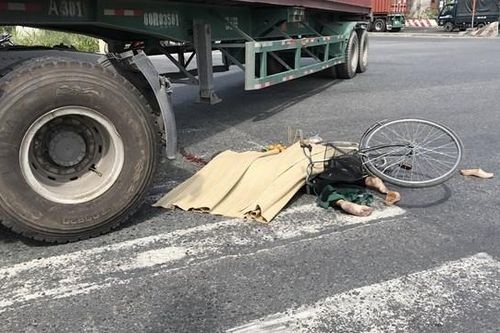 Bà chủ quán nước băng qua đường, bị xe cotainer cán tử vong