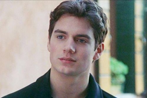 Henry Cavill từng được nhắm vào vai ma cà rồng Edward Cullen