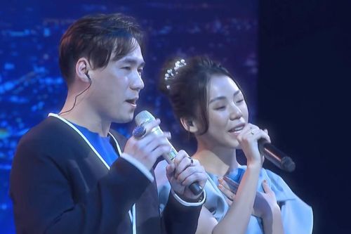 Khánh Phương và Hương Ly hát lại 'Chiếc khăn gió ấm'