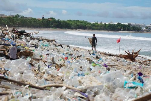 Bãi biển Bali bị chôn vùi trong rác thải nhựa khi gió mùa về