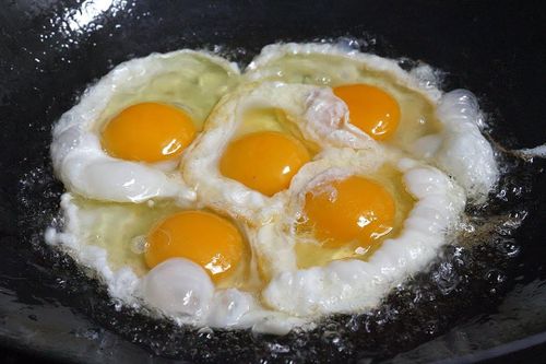 Cơm rang trứng trên đường phố Hàn Quốc