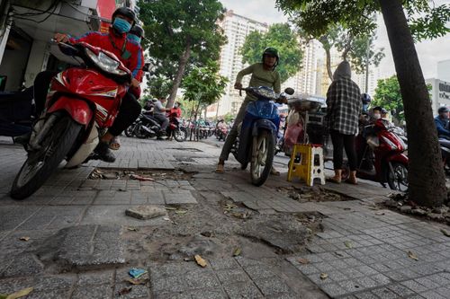 Chủ tịch Hà Nội yêu cầu xử lý phương tiện đi lên vỉa hè
