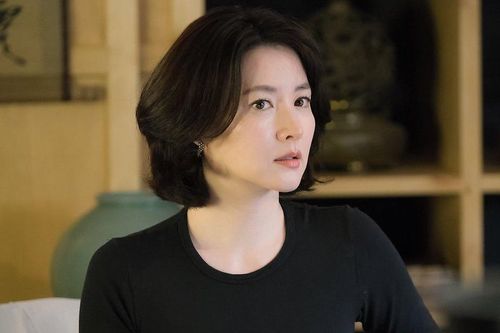 Lee Young Ae viếng mộ bé gái 16 tháng tuổi bị cha mẹ nuôi bạo hành