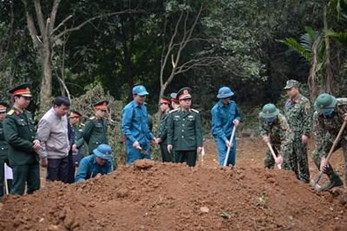 Thượng tướng Đỗ Căn kiểm tra công tác tìm kiếm, quy tập hài cốt liệt sĩ tại tỉnh Hòa Bình