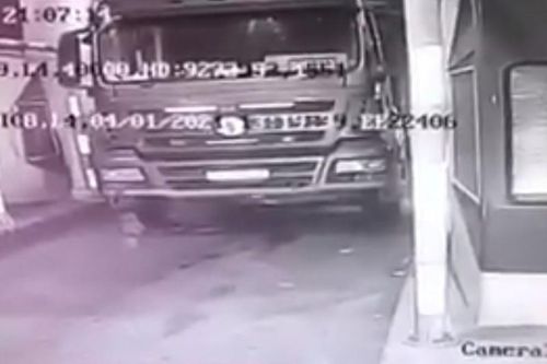 Hy hữu: Tài xế bị chính xe tải của mình cán tử vong