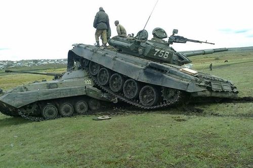 Hi hữu: Xe tăng T-72B tai nạn thảm khốc với thiết giáp BMP-2