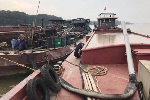 Xử lý nhiều trường hợp khai thác cát trái phép trên sông Hồng dịp cuối năm