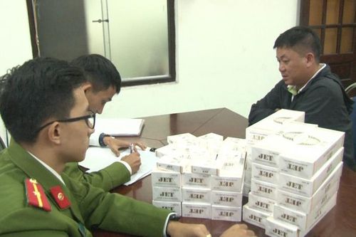 Bắt giữ người đàn ông vận chuyển 250 bao thuốc lá lậu liên tỉnh để tiêu thụ